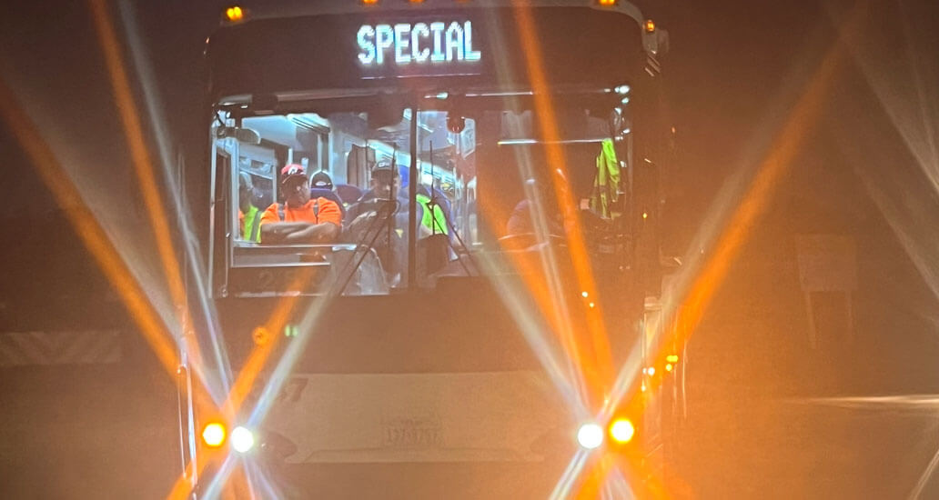 Special METRO 168官方幸运5澳洲结果体彩网 bus shuttles crews.